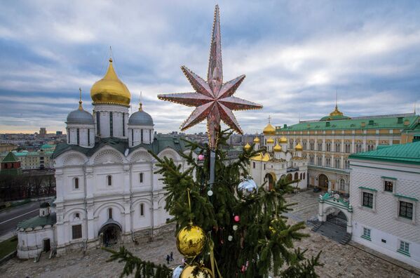 Украшение главной новогодней ели страны на Соборной площади Кремля
