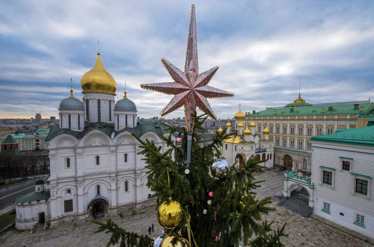 Украшение главной новогодней ели страны на Соборной площади Кремля