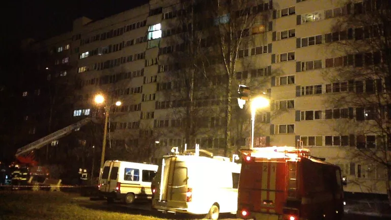 Спасатели работают на месте взрыва в жилом доме в Петербурге Спасатели работают на месте взрыва в жилом доме в Петербурге
