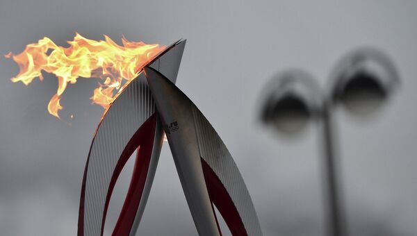 Факел во время эстафеты олимпийского огня. Архивное фото.