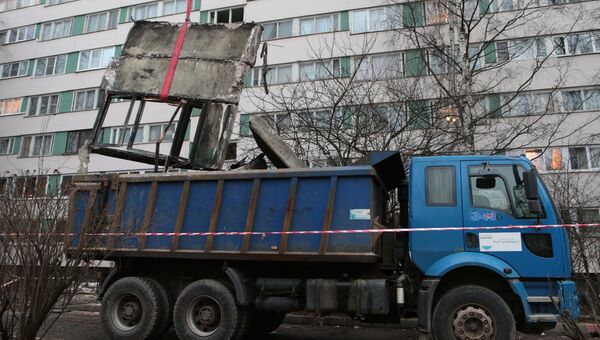 Разбор завалов в жилом доме на улице Ольги Форш в Петербурге после взрыва. Фото с места события