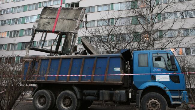 Разбор завалов в жилом доме на улице Ольги Форш в Петербурге после взрыва. Фото с места события