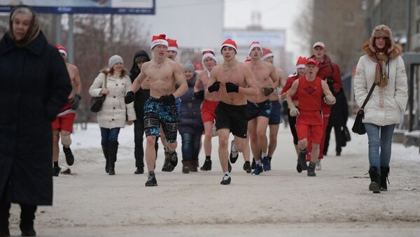 Моржи в шортах и колпаках Деда Мороза пробежали по Новосибирску, событийное фото