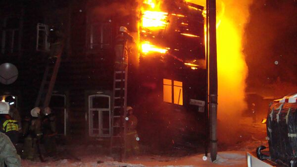 Крыша дома сгорела в Томске, пожарные спасли 10 человек