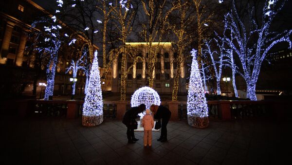 Посетители на рождественской ярмарке Москва на Тверской площади. Архивное фото