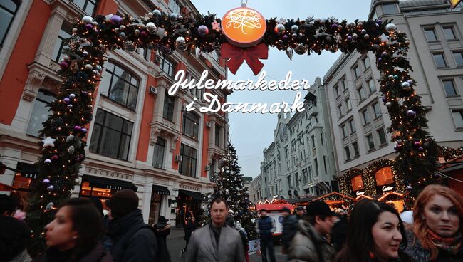 Посетители на рождественской ярмарке Копенгагена на улице Петровка в Москве. Архивное фото