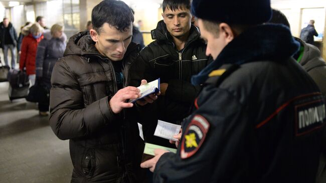 Сотрудник полиции проверяет документы. Архивное фото