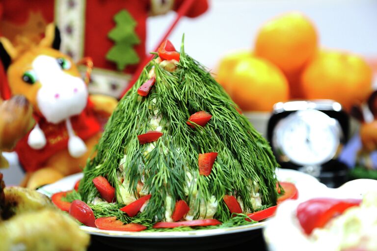 Идеи для новогоднего стола. Елка из Оливье