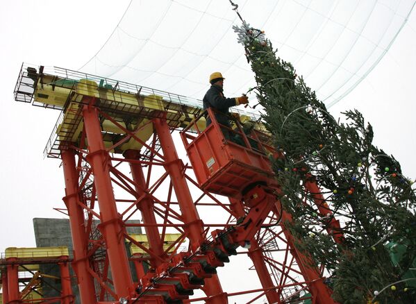 2009 год: строители моста через бухту Золотой Рог установили на верхней площадке его временной опоры семиметровую елку.