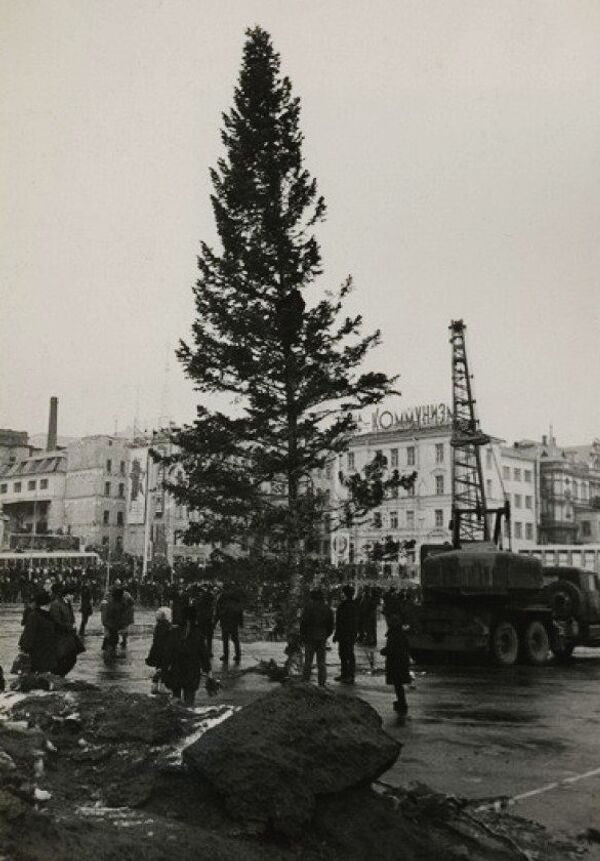 1970-е годы: елка на главной площади Владивостока,