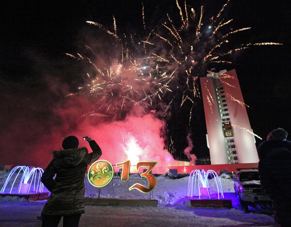 31 декабря 2012 года: владивостокцы и гости города на центральной площади наблюдают за праздничным фейерверком в честь Нового года. Традиция салютовать приходящему году появилась в Приморье вместе с китайской пиротехникой.