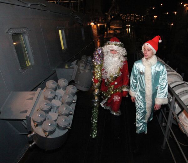 Декабрь 2013 года: Дед Мороз и Снегурочка пришли поздравить моряков, несущих службу на боевом корабле во Владивостоке.