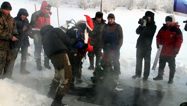 Якутские водолазы установили новогоднюю елку на дне Лены при минус 45