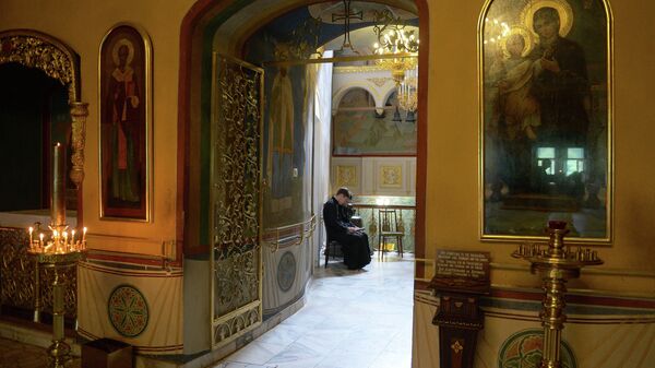 Студенты читают церковную литературу в одном из залов московской православной духовной академии