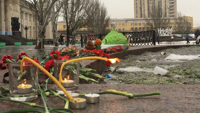 Цветы возле места взрыва в Волгограде, архивное фото