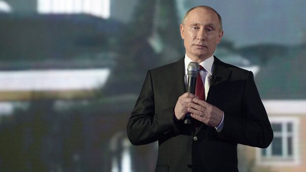 Президент России выступает на новогоднем приеме во дворце культуры в Хабаровске