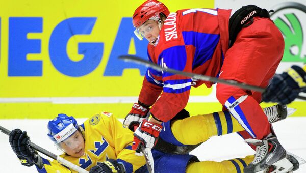 Игровой момент матча МЧМ по хоккею Швеция - Россия. Фото с места события