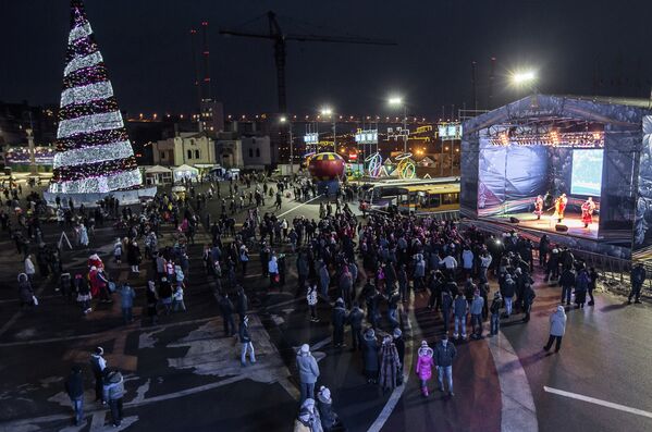 Новый год во Владивостоке: люди,  лошади,  концерты