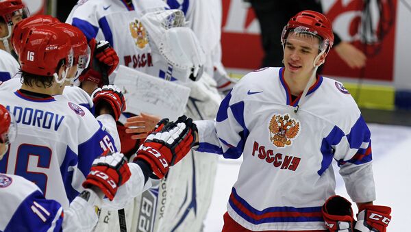 Хоккеисты молодежной сборной России радуются победе
