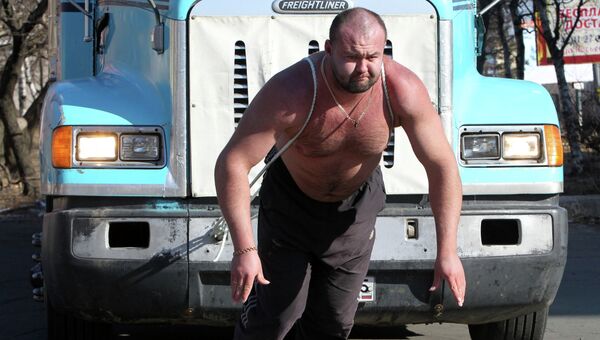 Житель Владивостока протащил 16-тонный грузовик в честь Ильи Муромца