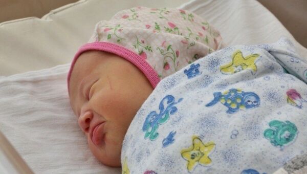 Власти поздравили ребенка, первым родившегося в Приморье в 2014 году