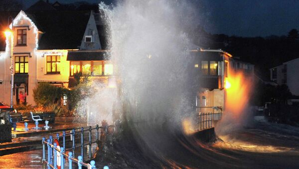 Во время шторма на набережной в городе Саундерсфуте в Уэльсе. Фото с места события