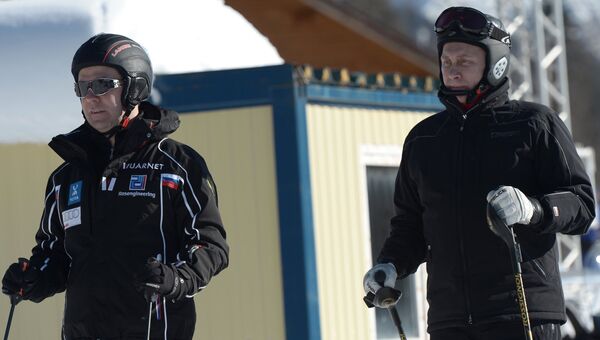 Владимир Путин и Дмитрий Медведев во время катания на лыжах на трассе лыжно-биатлонного комплекса Лаура. Фото с места события