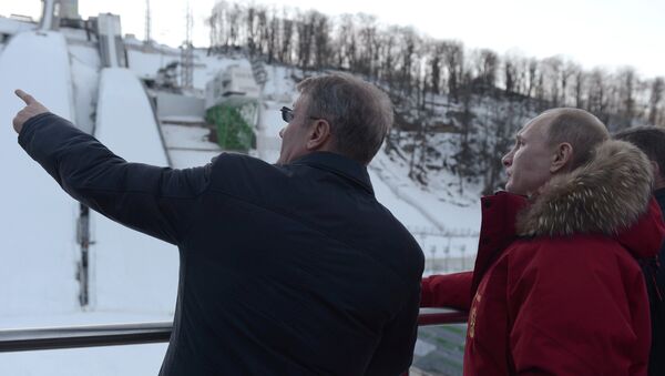 Путин во время посещения комплекса для прыжков с трамплина Русские горки