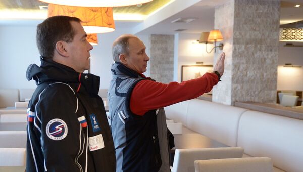 Путин и Медведев во время посещения гостиничного комплекса в горном кластере