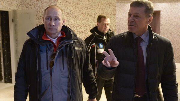 Путин, Медведев и Козак во время посещения гостиничного комплекса в горном кластере