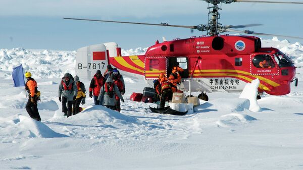 Вертолет с китайского ледокола Сюэлун (Снежный дракон) выгружает спасенных пассажиров российского ледокола Академик Шокальский