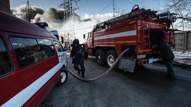 Пожар на складе шиномонтажа во Владивостоке