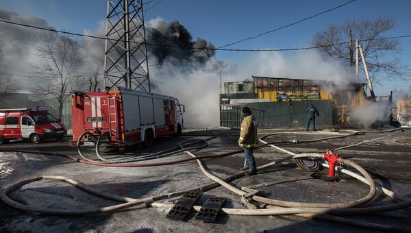 Пожар на складе шиномонтажа во Владивостоке