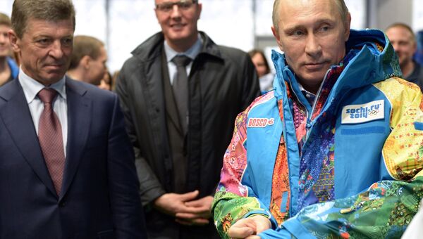 Президент России Владимир Путин во время посещения центра подготовки волонтеров зимних Олимпийских игр в Сочи. Событийное фото