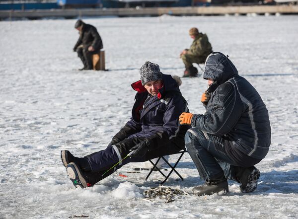 А рыбалка на льду Амурского залива не закончится, пока корюшка и наважка не перестанут ловиться, во всяком случае до марта точно.