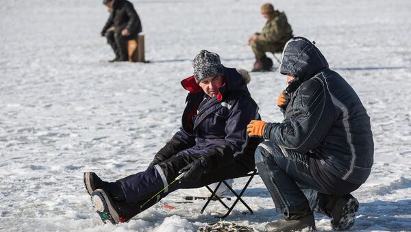 Зимняя рыбалка на льду Амурского залива во Владивостоке. Архивное фото