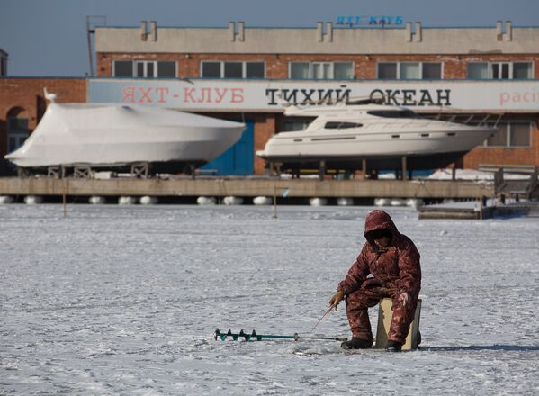 А зимняя рыбалка на льду Амурского залива – занятие для любителей одиночества.
