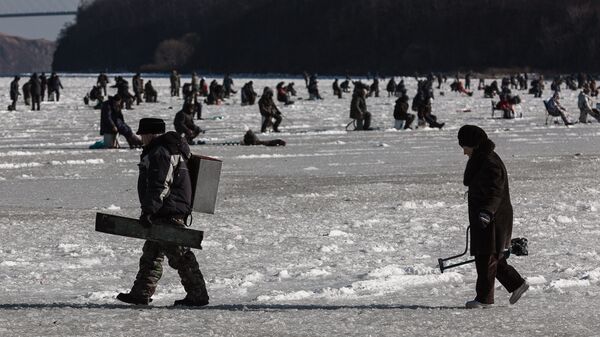 Зимняя рыбалка на льду Амурского залива во Владивостоке