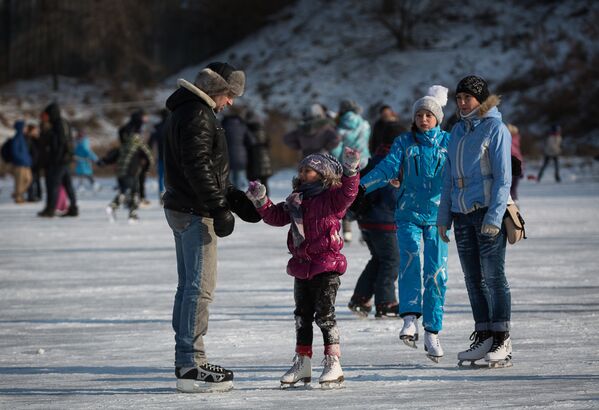 На каток жители Владивостока ходят целыми семьями.