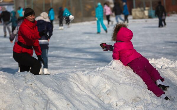 Поваляться в снежном сугробе нынешней зимой – удовольствие для жителя Владивостока просто сказочное.
