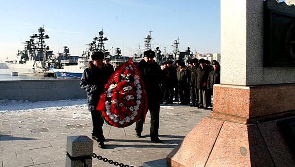 Моряки и ветераны ТОФ возложили венок у памятника подводникам во Владивостоке в честь 109-ой годовщины со дня образования подводных сил на Тихом океане. Фото с места события