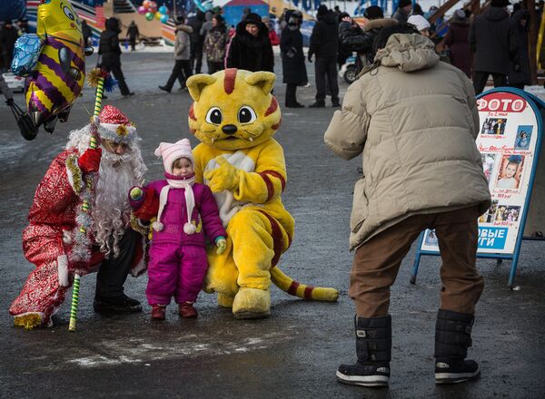 Новогодние праздники на центральной площади Владивостока не закончатся, пока Дед Мороз и другие сказочные персонажи не устанут тут гулять.