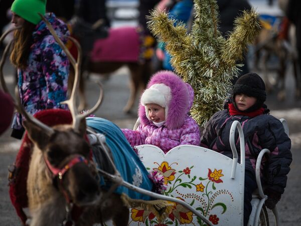 Когда же еще детворе во Владивостоке покататься на северных оленях, как не в новогодние каникулы.