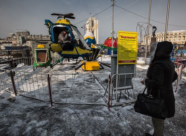 Аттракцион Вертолеты в зимнем городке на центральной площади во Владивостоке: главное, чтобы большого ветра не было.