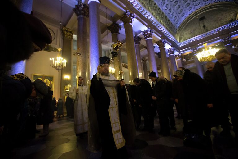 Прихожане во время праздничного Рождественского богослужения в Казанском соборе Санкт-Петербурга