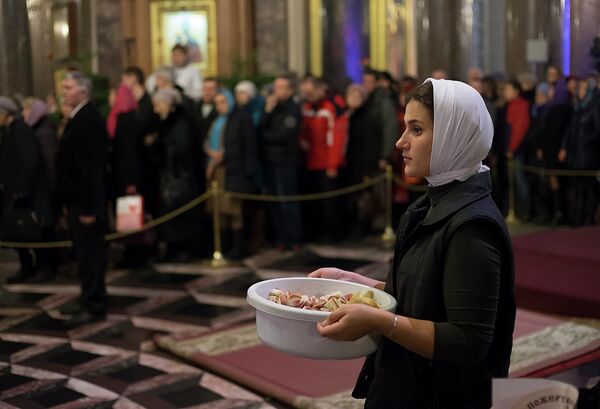 Прихожане во время праздничного Рождественского богослужения в Казанском соборе Санкт-Петербурга