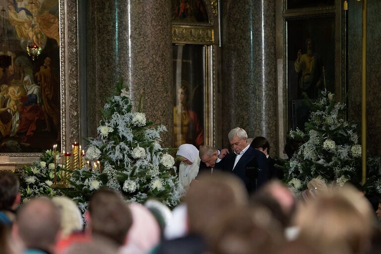 Прихожане во время праздничного Рождественского богослужения в Казанском соборе Санкт-Петербурга