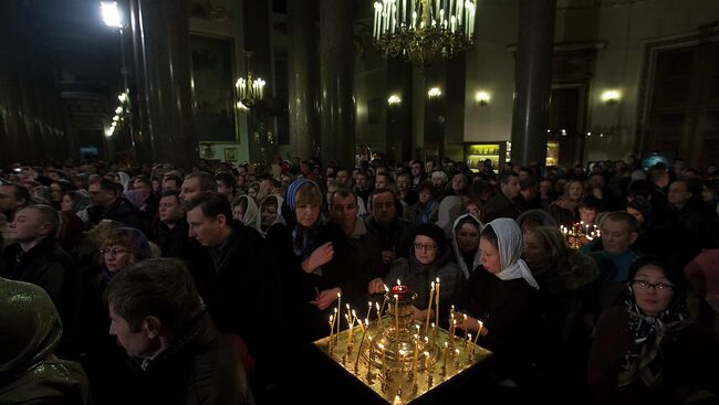 Прихожане во время праздничного Рождественского богослужения в Казанском соборе Санкт-Петербурга