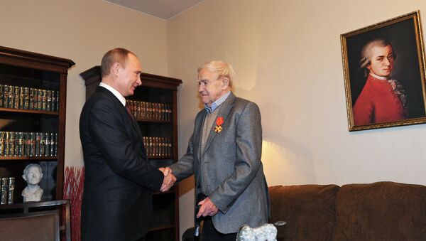 Президент РФ Владимир Путин и писатель Даниил Гранин. Архивное фото