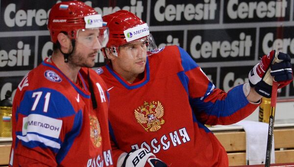 Хоккеисты сборной России Илья Ковальчук (слева) и Александр Овечкин. Архивное фото
